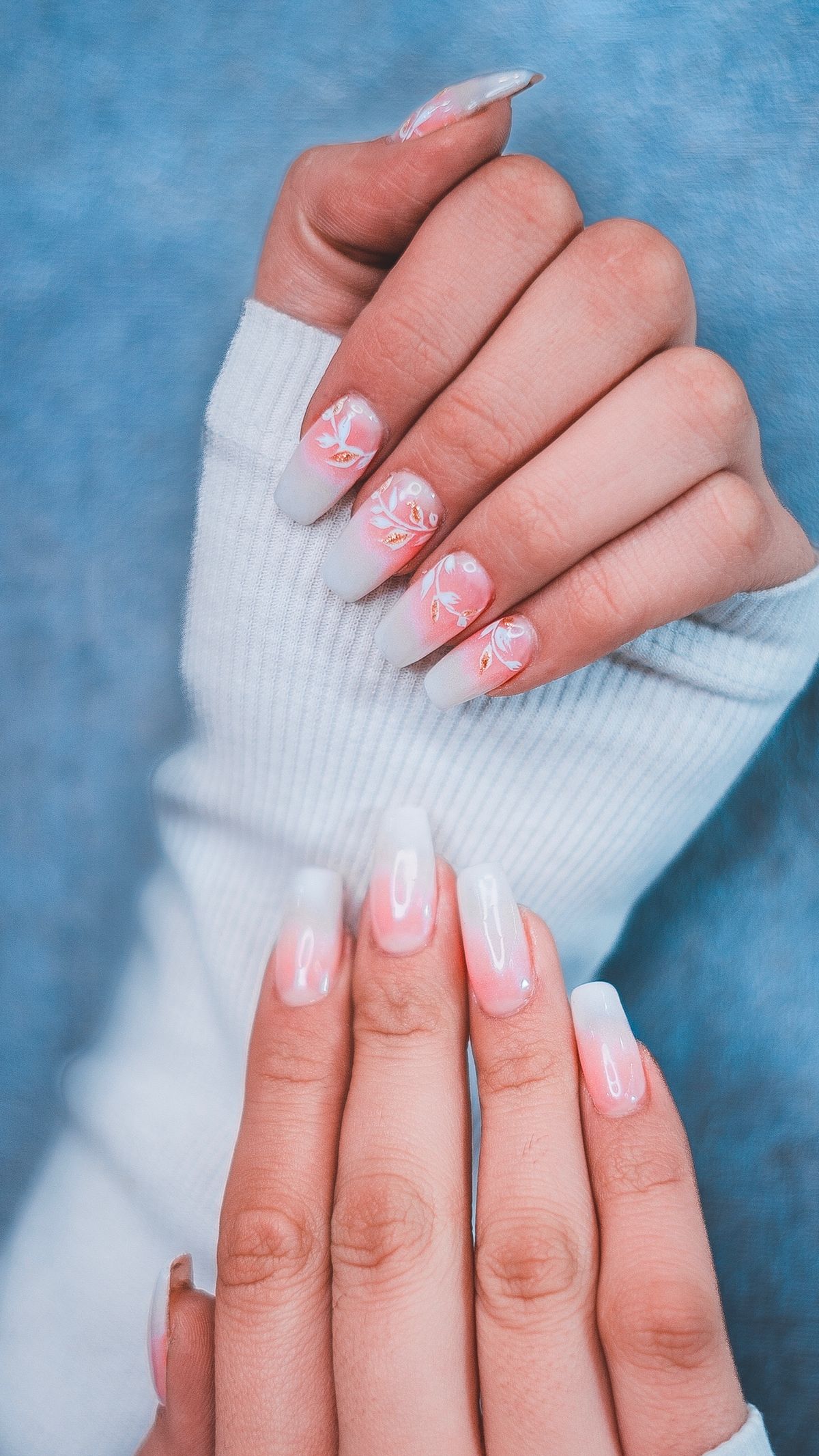 Handgemalte Blüten auf Ombré